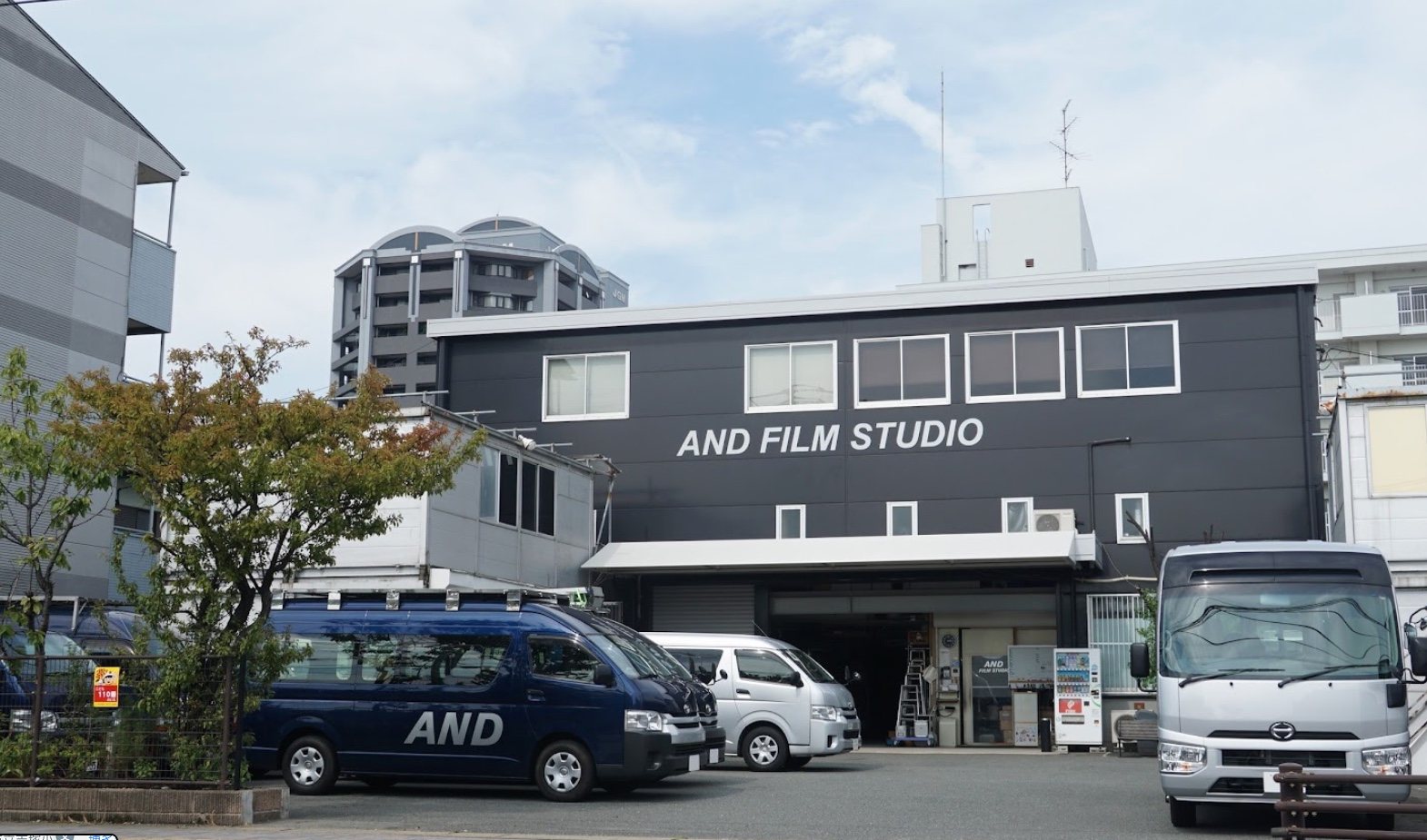 AND FILM STUDIO 福岡の建屋正面（トラックを寄付けられる前面スペース）