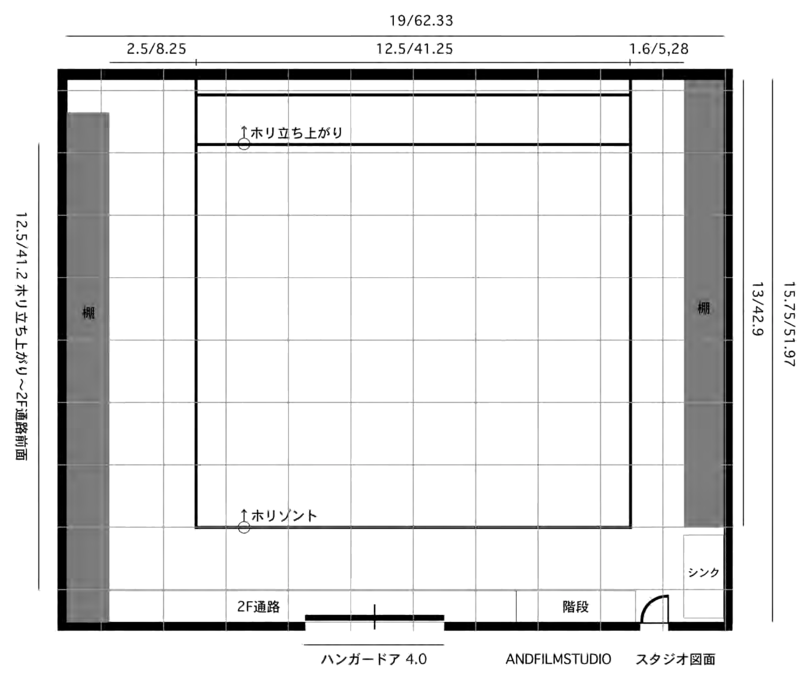 福岡スタジオの平面図（ホリゾント・ハンガードア・2F通路の寸法入り）